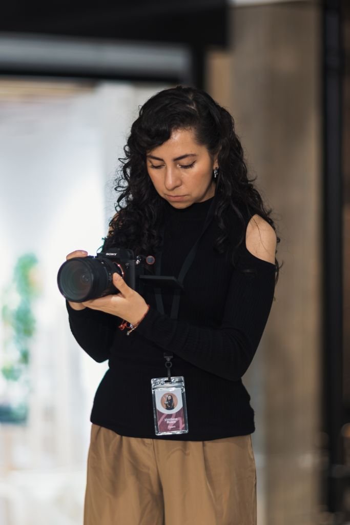 Fotógrafa profissional testando uma câmera mirrorless, tendência das câmeras 2026
