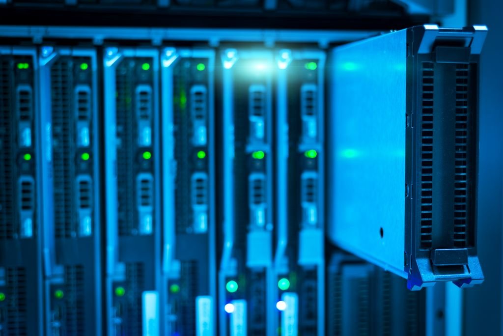 Data center representando os agentes de IA que automatizam tarefas em 2026